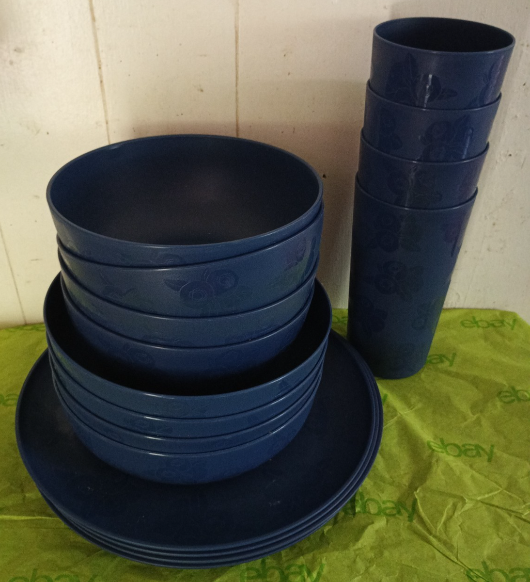 16 pcs Mainstays Plastic Dinner Plates,Cereal Bowls &Tumblers