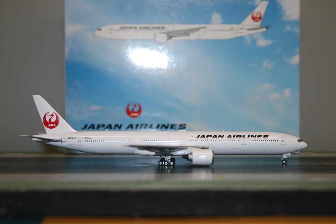 Phoenix 1:400 JAL Japan Airlines Boeing 777-300 JA8945 (04450
