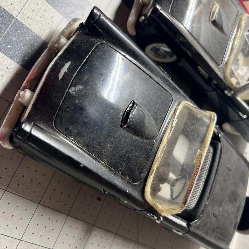 Revell 1956 Ford Thunderbird  And OthersConvertible Continental Kit Junkyard Lot - Image 2 of 4