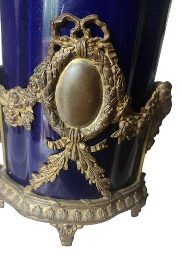 Jarrón de porcelana de cobalto Sevres siglo XVIII bronce Ormolu Rams montaje en cabeza - Imagen 21 de 23