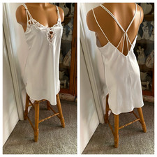 VTG CALIFORNIA DYNASTY WHITE SATIN W/ APPLIQUE LACE STRAPPY NIGHTGOWN SZ M