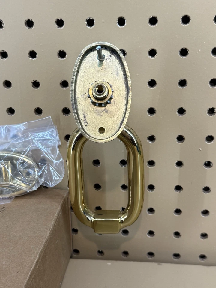 Golpeador de puerta Schlage 36-007 en acabado latón brillante 605 Foto 4 de 4