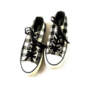 sapato preto e branco