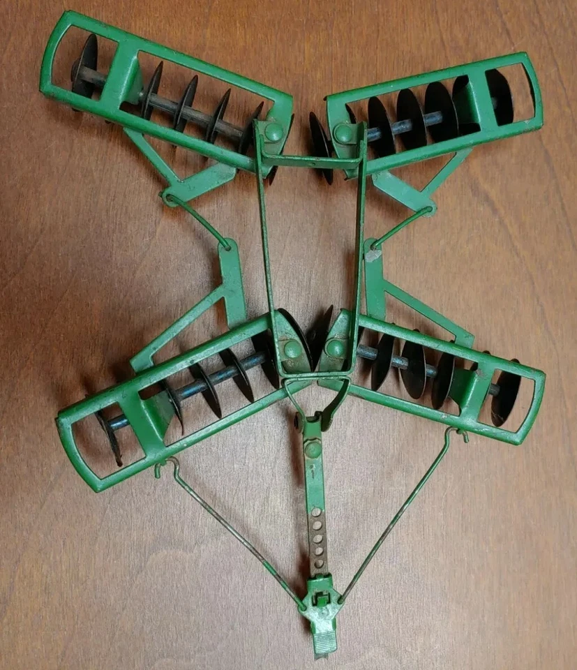Grade de disco de arado vintage década de 1950 ERTL ESKA John Deere brinquedo de metal, escala 1/16 - Imagem 2 de 4