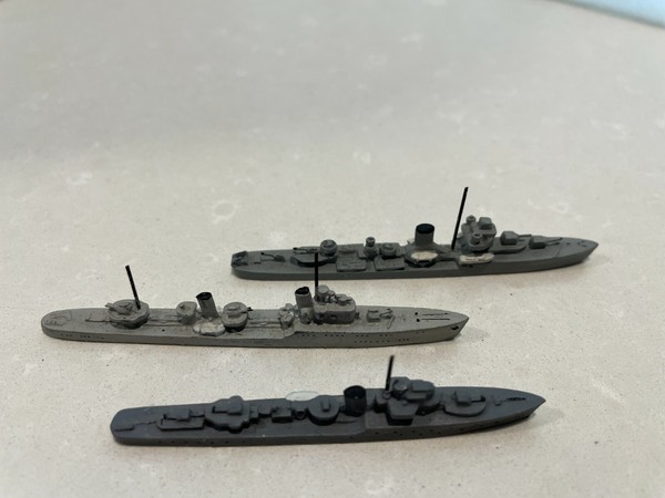 ENSIGN : DOS DESTRUCTORES Y UNA FRAGATA DE LA 2ª GUERRA MUNDIAL - 1/1250 - METAL