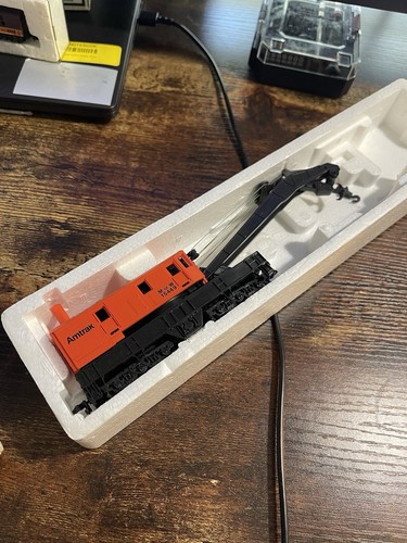 HO Scale Bachmann Amtrak Crane Car & Floodlight Car #1446 & # 1447 - Picture 4 of 13