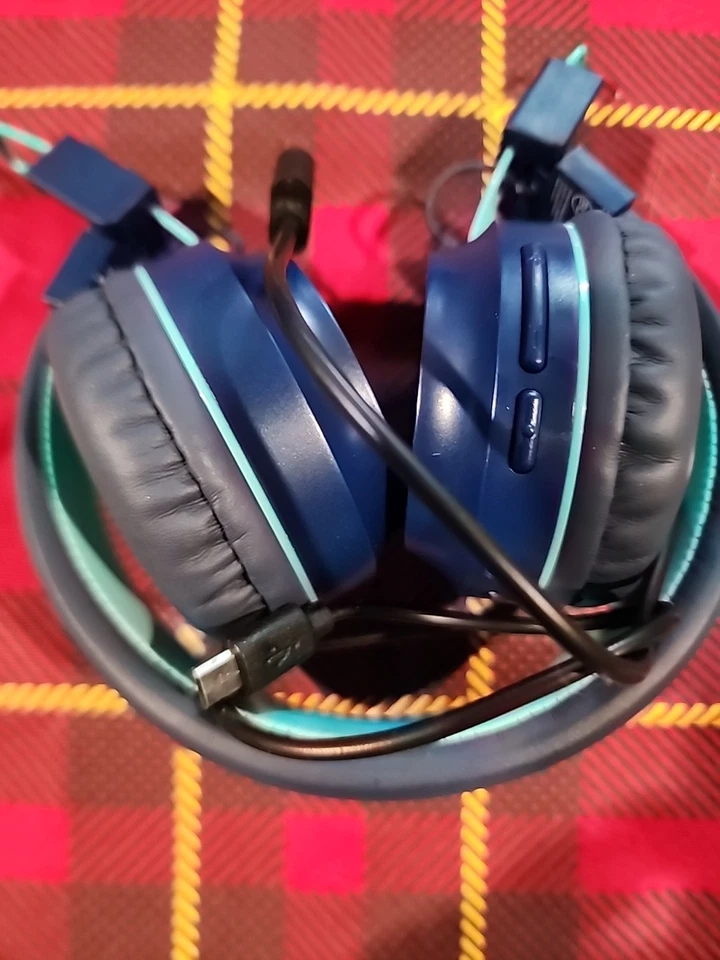 Синие регулируемые беспроводные складные Bluetooth-наушники со светодиодной подсветкой iClever BTH03 - Изображение 2 из 4