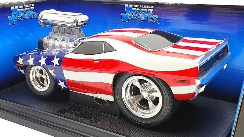 Muscle Machine 1/18 Scale Diecast 71168- 1970 Plymouth Cuda - USA Flag - Image 2 of 4