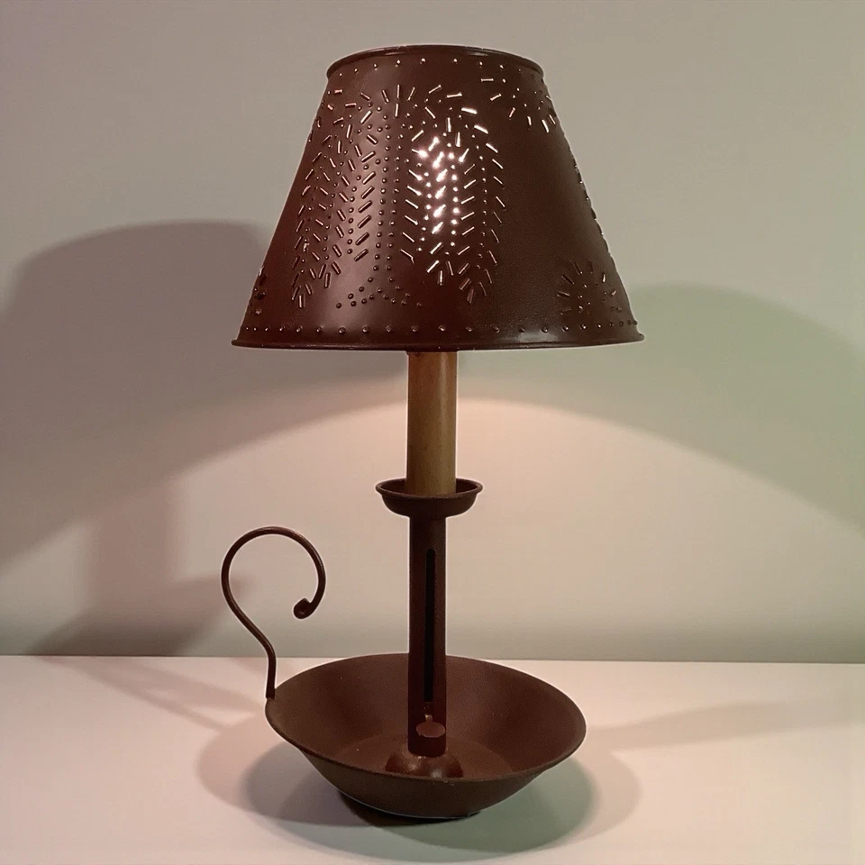 Lámpara de Mesa Candelabro Borgoña Granja Primitiva Estaño Perforado Pantalla Colonial Foto 2 de 4