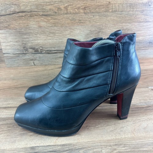 Oh no !  Heeled size 10 US Women’s Black Leather Ankle BOOTS