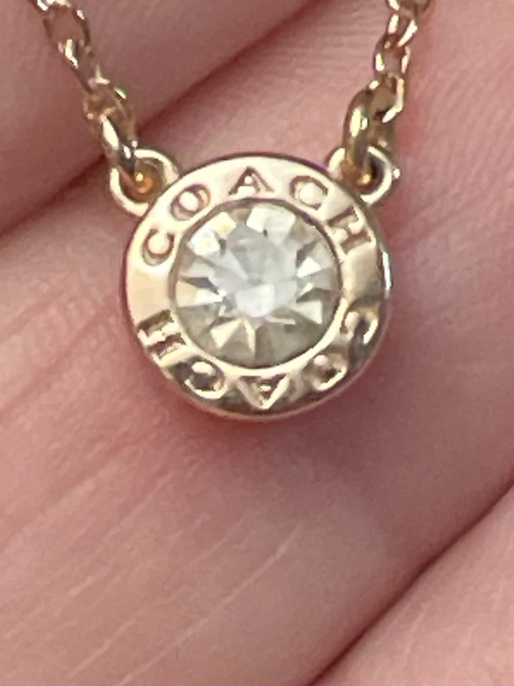 Collar solitario de cristal con bisel dorado Coach con logotipo de etiqueta colgante Foto 2 de 4