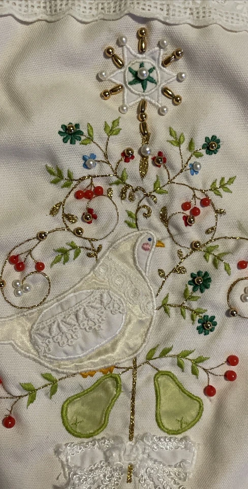 Medias de Navidad House Of Hatten con cuentas de encaje satinado perdiz en un pero Foto 2 de 4