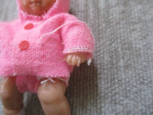 BAMBOLA VINTAGE 2,5 pollici in miniatura rosa con guscio noce originale Hong Kong - Foto 5 di 13