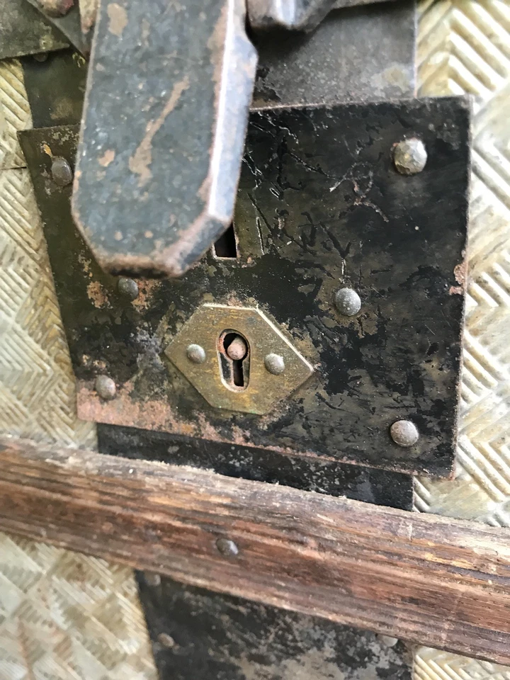 Antiguo baúl con forma de cúpula de zinc 28x19x17 estampado Foto 4 de 4