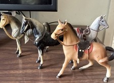 Vintage Lot 4 KT Diamond Molded light plastic Horses Hong Kong 4"
