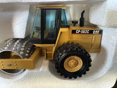 Launch Edition #111 NZG 1:50 CAT CP-563C Vibratory Soil Compactor - Picture 4 of 7