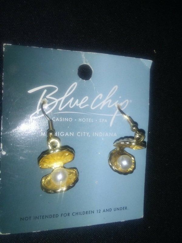 LADIES EARRINGS PEARLS IN SEASHELLS DESIGN GOLDTONE FOR PIERCED EARS