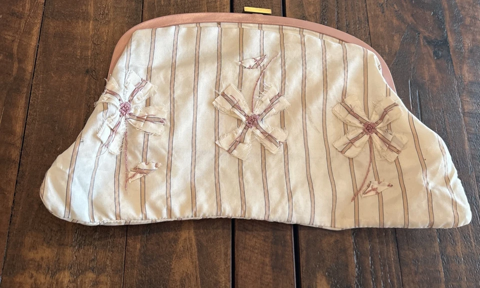 Bolso clutch MARNI motivo floral melocotón beige beso cierre único Foto 2 de 4