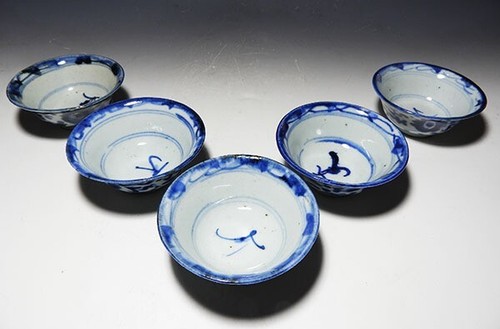 Taza de Sake Guinomi Qing Dinastía Japonesa Antigua Floral Arabesca Azul Estampada - Imagen 3 de 9
