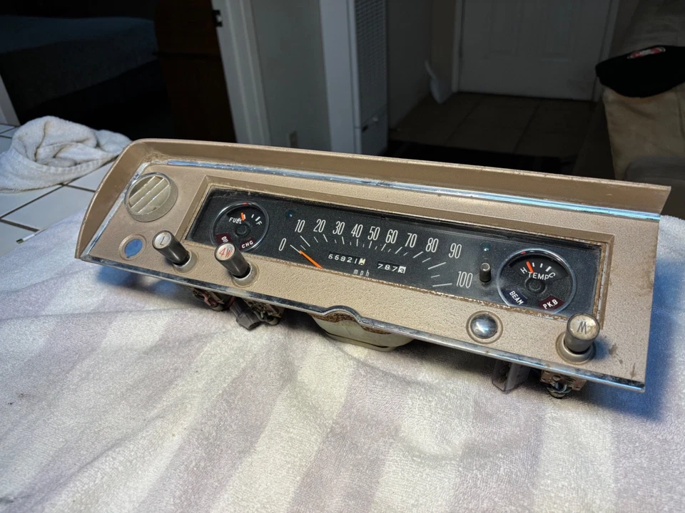 TOYOTA INSTRUMENT CLUSTER 1967 CORONA Used - Image 2 of 4