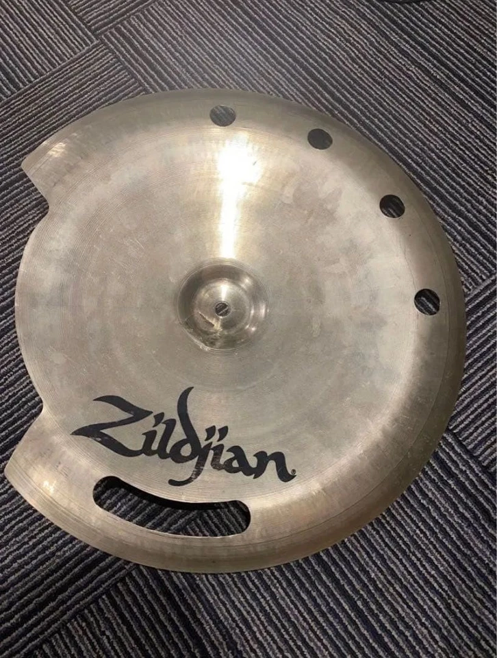 Platillo Zildjian Custom China 18 con perforación de grietas y agujeros Foto 2 de 3