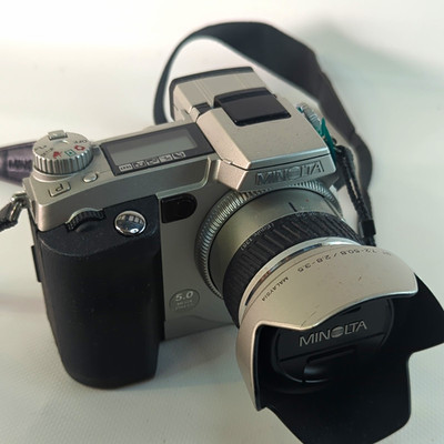 Minolta DiMAGE 7i 5,0MP Bridgekamera - 7x optischer Zoom, Silber/Schwarz