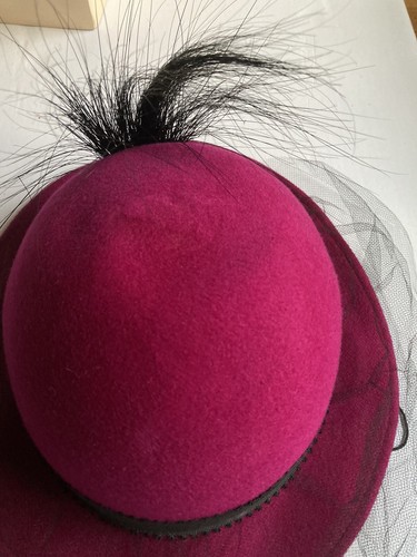 LOVELY VTG ADOLFO ll WOOL MAGENTA PINK BRIM HAT w VEIL + FEATHER ACCENT - Picture 6 of 7