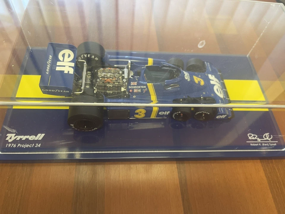 Exoto 1:18 #97040# Tyrrel Ford P/34 J.Scheckter #3 completo con espositore - Immagine 3 di 4