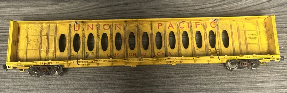 Walthers MainLine HO 910-4867 72’ Centerbeam Flatcar Union Pacific #217070 Used - Image 3 of 4