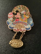 DCA NOVEMBER 2001 ARTIST CHOICE MICKEY & PLUTO PALS AT THE PIER DISNEY PIN 8162