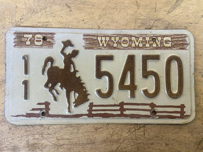 1978 VINTAGE WYOMING BUCKING BRONC LICENSE PLATE 11 5450  EMBOSSED BROWN