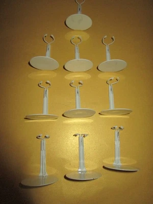 10 WEISSE METALL-PUPPENSTÄNDER FÜR SHELLY (BARBIES SCHWESTER) DURCHMESSER 4,5cm - Bild 1 von 4