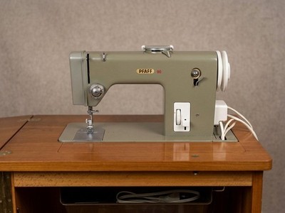 Pfaff 90 Nähmaschine mit Klappbarem Tisch/Schrank - Funktioniert - Guter Zustand