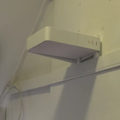 Staffa per il ontaggio a parete di Sky Q con fissaggi - Cozycase Sky Q