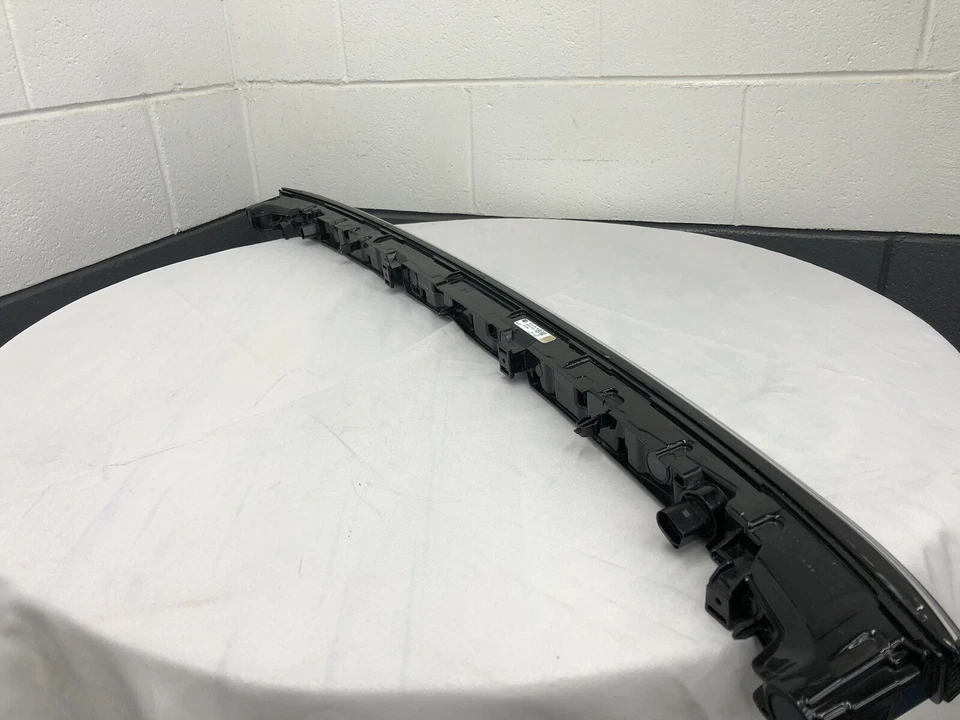 Barra de luz dianteira Volkswagen Atlas - Imagem 3 de 4