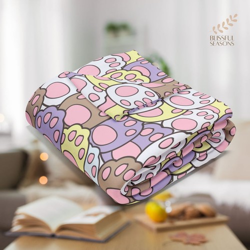 Cozy Arctic Fleece Blanket with Fun Paw Print Design
