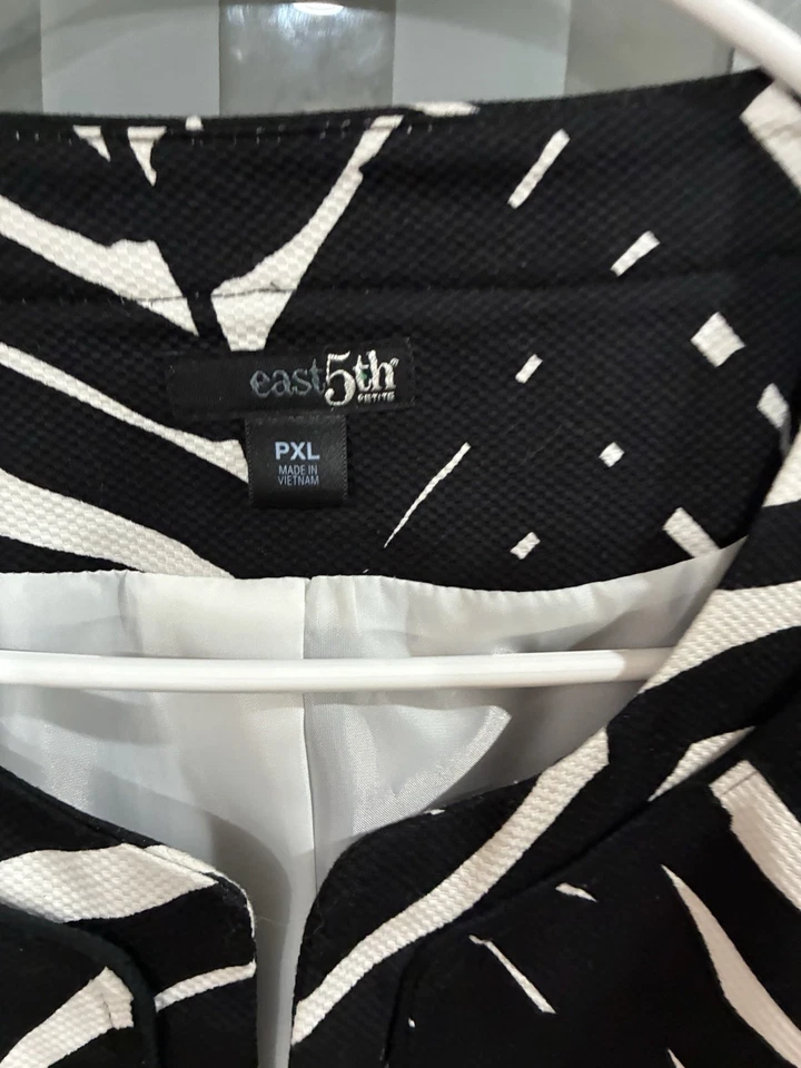 Blazer East 5th Negro Blanco Estampado Geométrico Recortado Damas Botón Talla PXL Foto 4 de 4