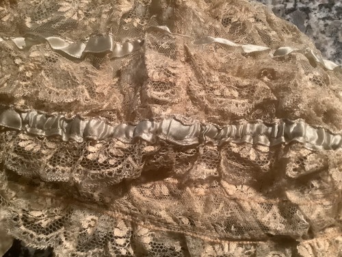Amazing, very old, antique lace bonnet…gorgeous and intricate lace work! - Picture 5 of 5