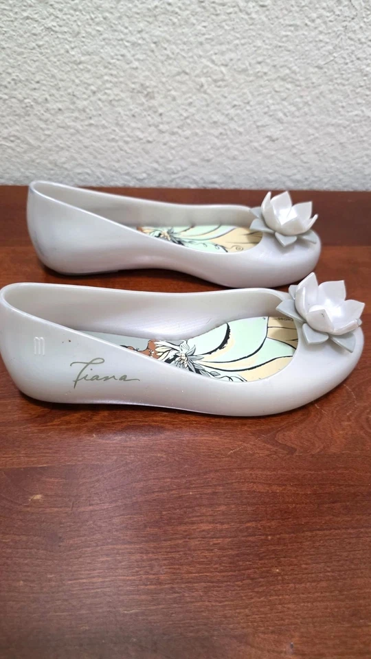 Mini Zapatos Melissa Disney Princesa Tiana Detalle Flor Gris Claro Planos Niñas Si Foto 3 de 4