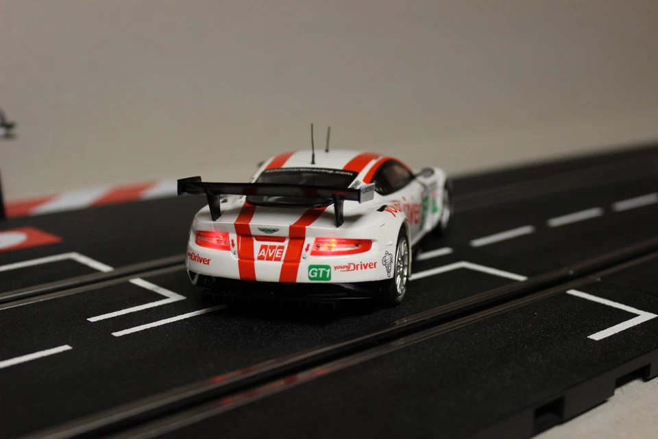 SCX Aston Martin DBR9 für Carrera Digital 132 mit Org. Decoder - Bild 3 von 4