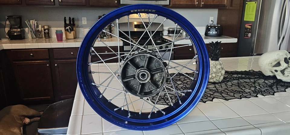 Llanta/rueda trasera Yamaha Tenere 700 18 x 4,00 azul OEM 2019-2023 2020 2021 2022 Foto 4 de 4