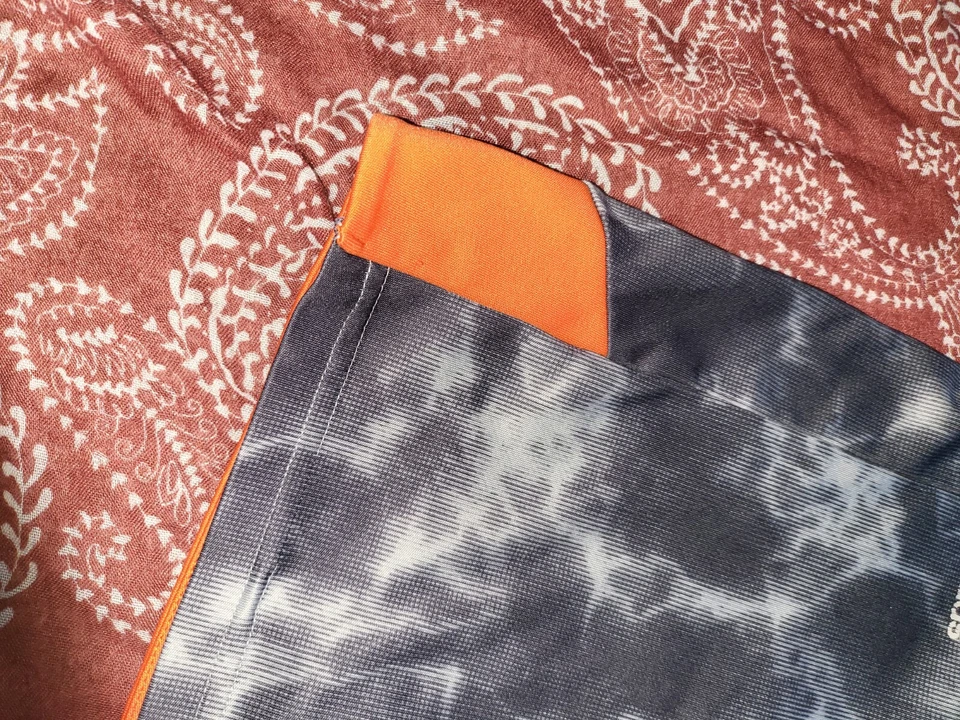 Pantalones cortos de malla gris y naranja Adidas para niños talla 5 Foto 2 de 4