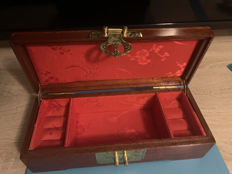 Hermoso joyero vintage de madera y latón con cierre de bisagras forro rojo en el interior Foto 2 de 4