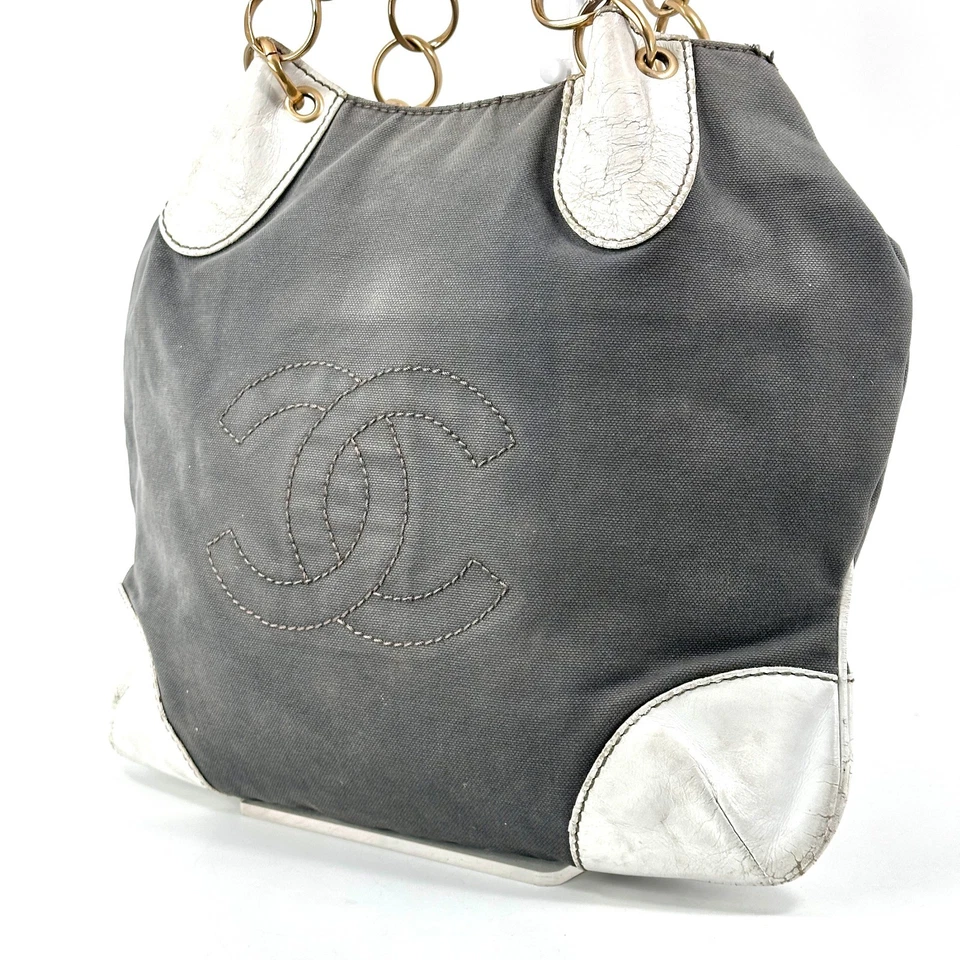 Auténtico bolso de mano Chanel de lona y cuero con cadena con cinturón blanco gris marfil logotipo CC Foto 2 de 4