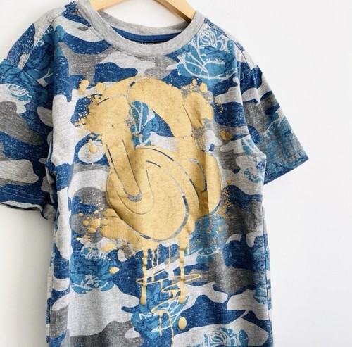 Boys Camo Metallic Headphones Print Short Sleeve T-Shirt Small 8 Gray Blue Gold - Picture 2 of 5