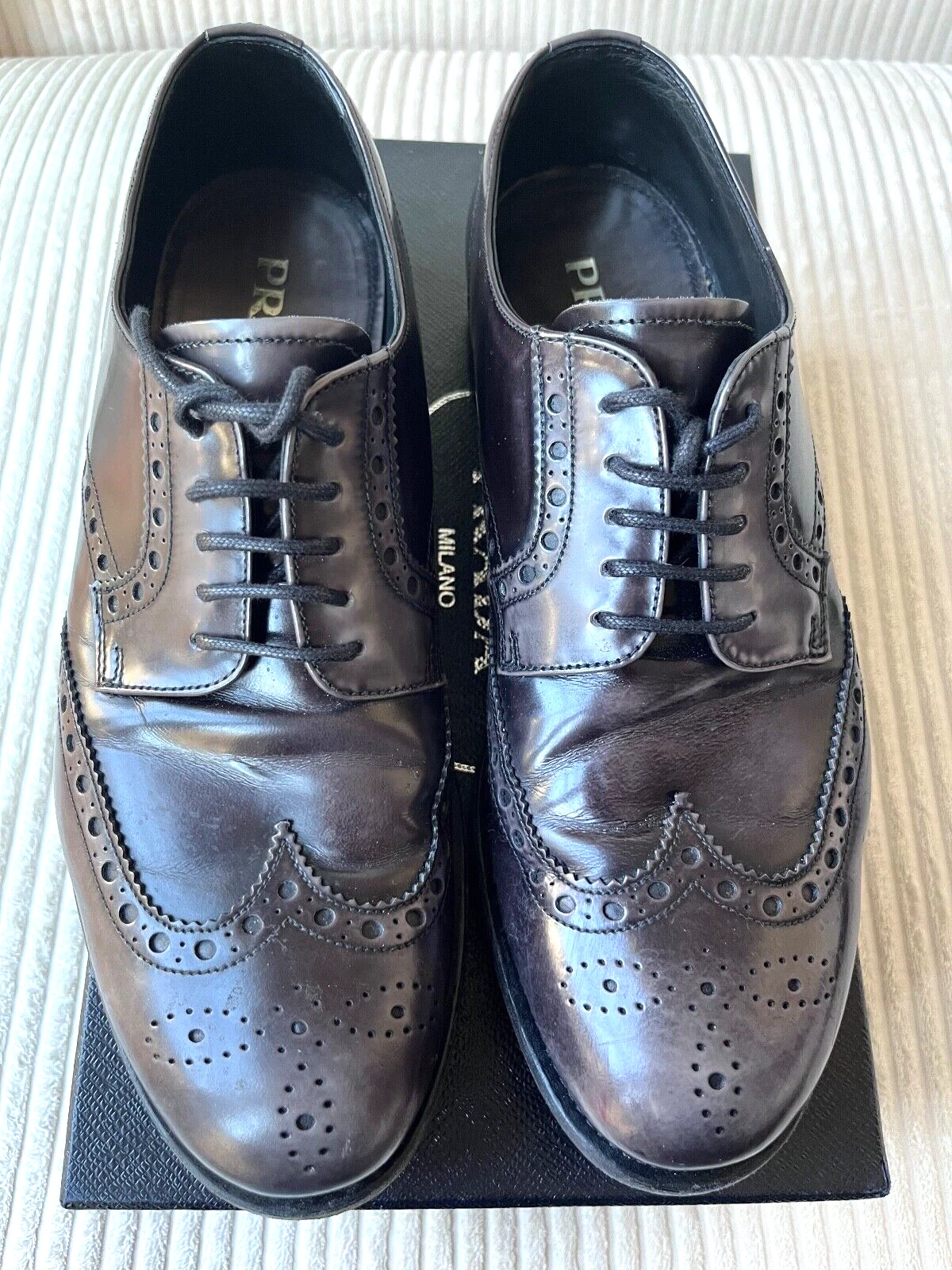 Scarpa stringata derby PRADA uomo nera a coda di rondine con suola blu taglia 7 UK 8 US