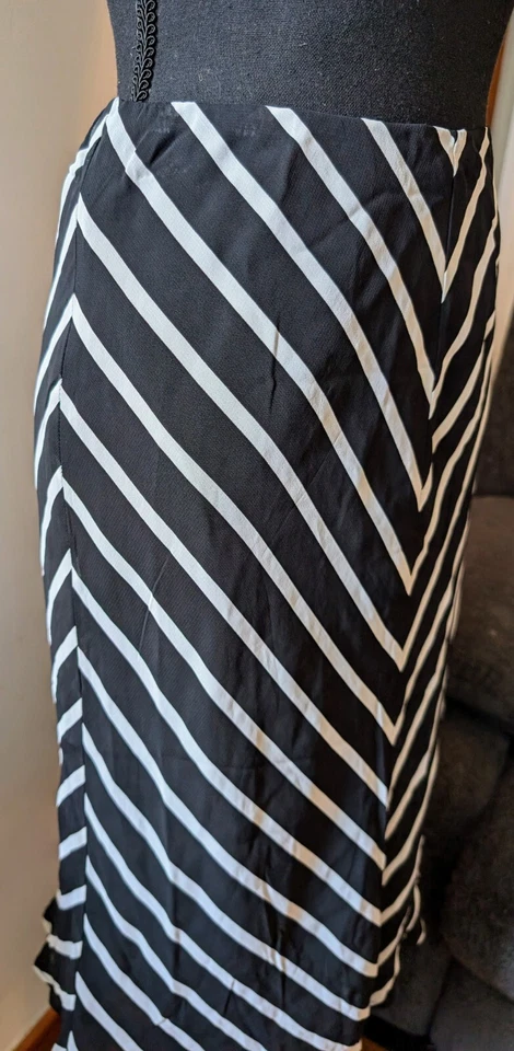 复古 Harold's 黑色白色雪佛龙条纹图案长裙,尺寸 M  — 第 4/4 张图片
