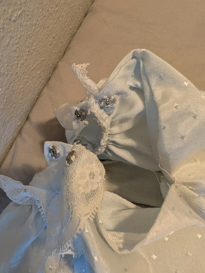 Винтажное белое платье для куклы длиной 13 дюймов — кружевные рукава, оборчатый подол, застежка-кнопка - Изображение 4 из 4