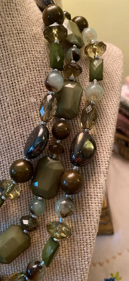 Hermoso Collar Tonos de Verde 'OLIVIA' Diseños Premier Retirados Foto 4 de 4