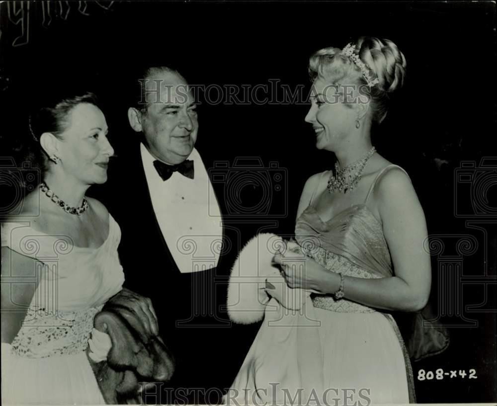 Press Photo Mr. & Mrs. Edward Arnold chat with Virginia Mayo at Hollywood event